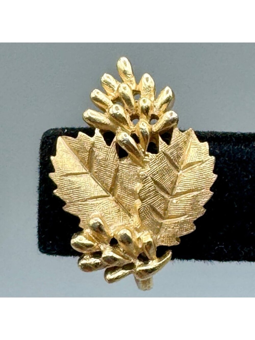 Vintage Crown Trifari Leaf or Holly and Berry Earrings Gold Tone Clip On Retro - Picture 3 of 9